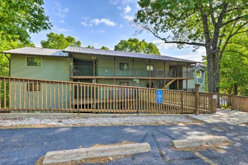 Apartamento Reeds Spring Condo With Balcony And Pool Access!