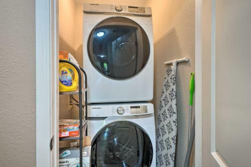 Apartamento Reeds Spring Condo With Balcony And Pool Access!