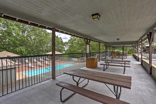 Apartamento Reeds Spring Condo With Balcony And Pool Access!