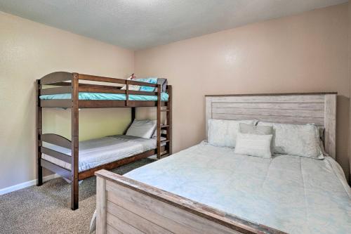 Apartamento Reeds Spring Condo With Balcony And Pool Access!