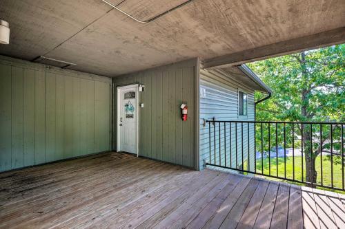 Apartamento Reeds Spring Condo With Balcony And Pool Access!
