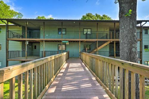 Apartamento Reeds Spring Condo With Balcony And Pool Access!