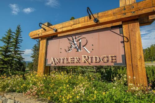 New Listing! Spectacular Big Sky Cabin