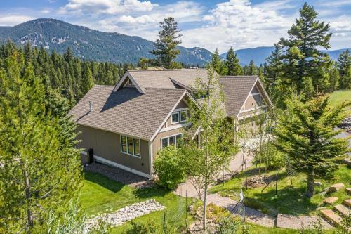 New Listing! Spectacular Big Sky Cabin