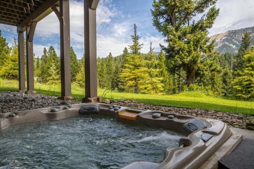 New Listing! Spectacular Big Sky Cabin