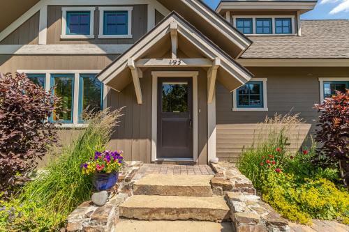 New Listing! Spectacular Big Sky Cabin