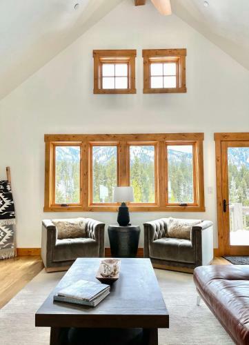 New Listing! Spectacular Big Sky Cabin