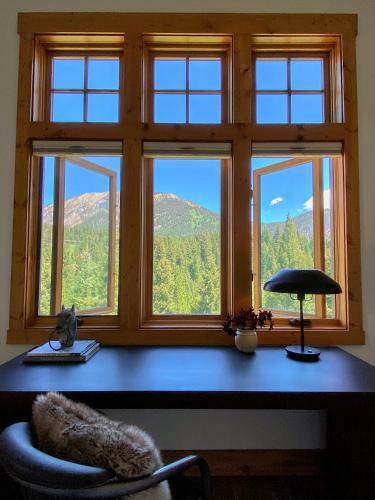 New Listing! Spectacular Big Sky Cabin