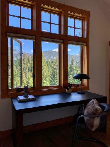 New Listing! Spectacular Big Sky Cabin