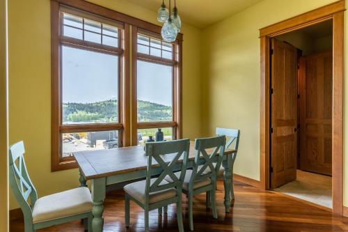 Exquisite Lake View Getaway