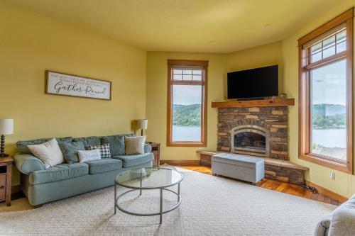 Exquisite Lake View Getaway
