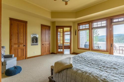 Exquisite Lake View Getaway