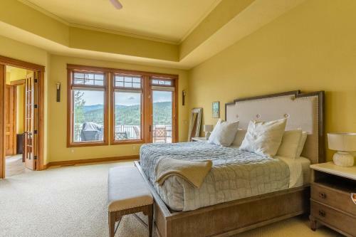 Exquisite Lake View Getaway