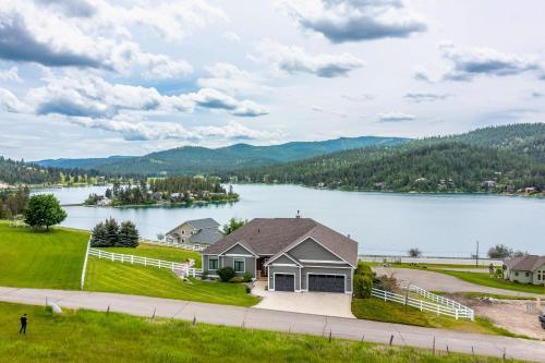 Exquisite Lake View Getaway