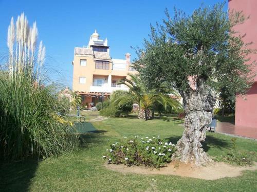 Apartamento Bajo Con Terraza. Piscina Y Jardin Comunitario