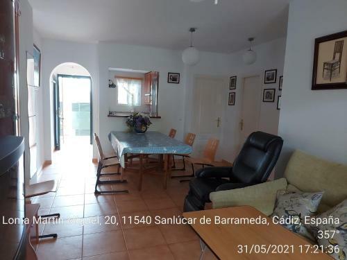 Apartamento Bajo Con Terraza. Piscina Y Jardin Comunitario