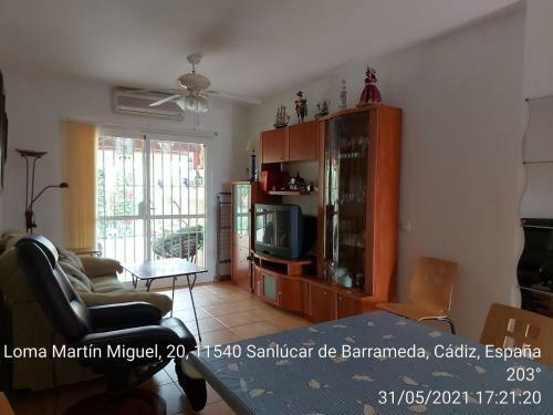 Apartamento Bajo Con Terraza. Piscina Y Jardin Comunitario