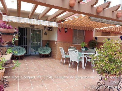 Apartamento Bajo Con Terraza. Piscina Y Jardin Comunitario