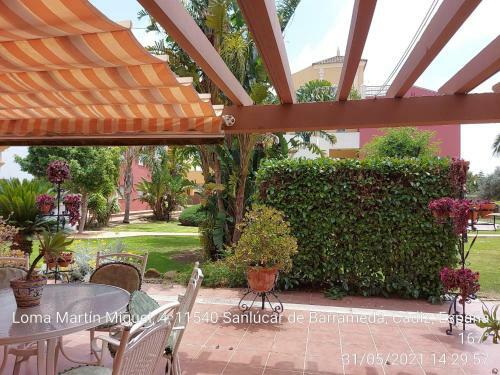 Apartamento Bajo Con Terraza. Piscina Y Jardin Comunitario