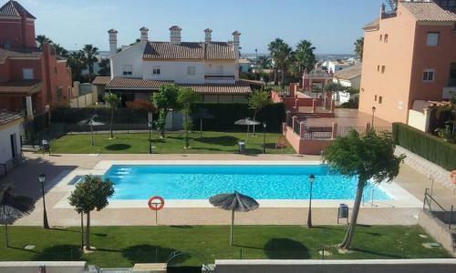 Apartamento Bajo Con Terraza. Piscina Y Jardin Comunitario
