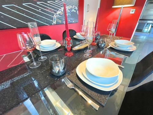 Spacious Apartment In Central Location W/ Parking