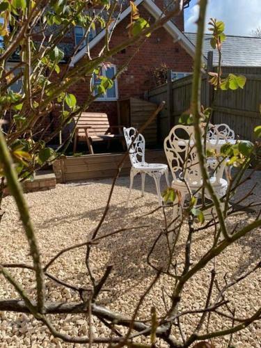 Ground Floor Garden Cottage, Near Stonehenge
