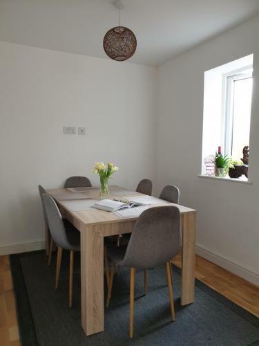 Queensize Private Room - En Suite And Free Parking
