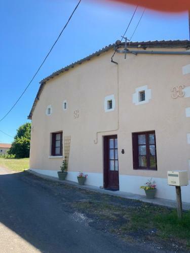 Charming 1-bed House In Genouille