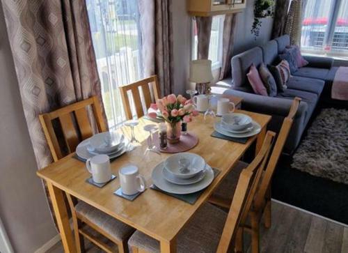 Newly Refurbished 6 Berth Caravan On The Grange