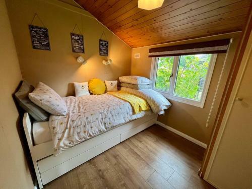 Bumble Bee Cabin
