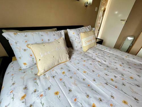 Bumble Bee Cabin