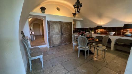 Chateau De Gignac - Monument Historique