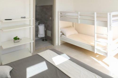Bed & Breakfast Resort Leonardo - Pool And Restaurant