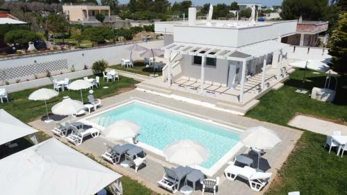 Bed & Breakfast Resort Leonardo - Pool And Restaurant