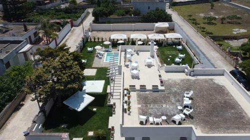 Bed & Breakfast Resort Leonardo - Pool And Restaurant