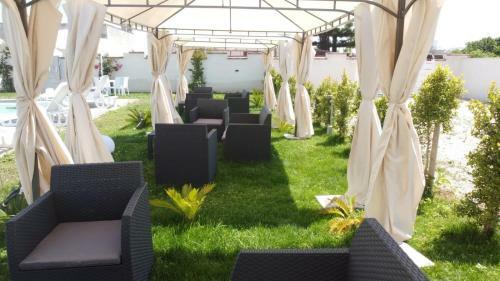 Bed & Breakfast Resort Leonardo - Pool And Restaurant