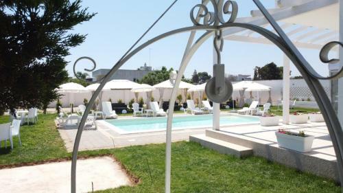 Bed & Breakfast Resort Leonardo - Pool And Restaurant
