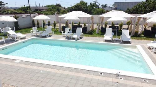 Bed & Breakfast Resort Leonardo - Pool And Restaurant