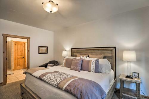 Apartamento Flathead Lake Getaway With Balcony, Fireplace!