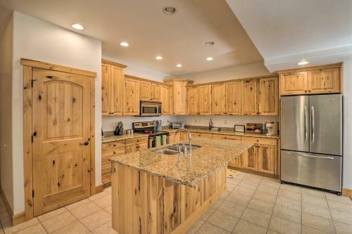 Apartamento Flathead Lake Getaway With Balcony, Fireplace!