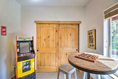 Apartamento Flathead Lake Getaway With Balcony, Fireplace!
