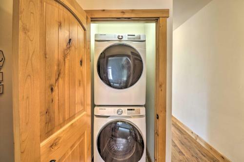 Apartamento Flathead Lake Getaway With Balcony, Fireplace!