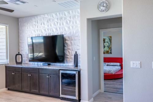 1900 Sqft House W/25ft Heated Pool/spa- Strip View