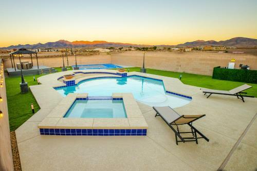1900 Sqft House W/25ft Heated Pool/spa- Strip View
