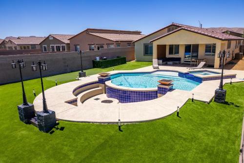 1900 Sqft House W/25ft Heated Pool/spa- Strip View