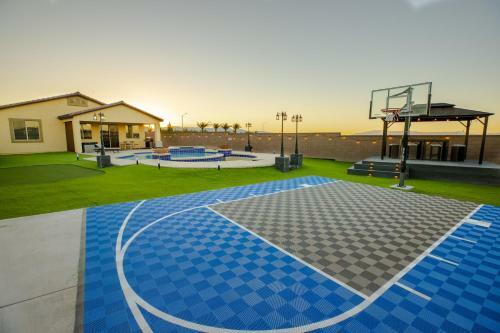 1900 Sqft House W/25ft Heated Pool/spa- Strip View