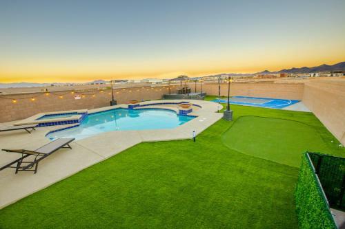 1900 Sqft House W/25ft Heated Pool/spa- Strip View