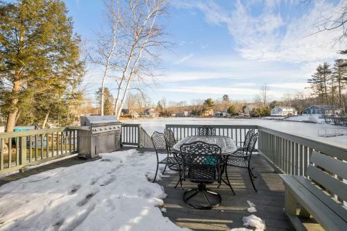 Winnisquam Cove Retreat! - Lakefront Home With Dock