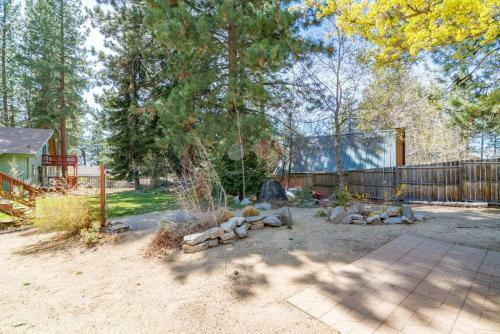 Zephyr's Whisper Retreat! Views, Backyard, AC