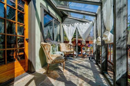 Zephyr's Whisper Retreat! Views, Backyard, AC